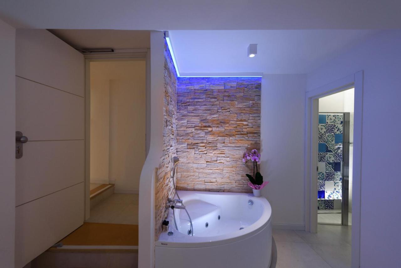 Deluxe Double Room Private Jacuzzi,1032802469:JPEG